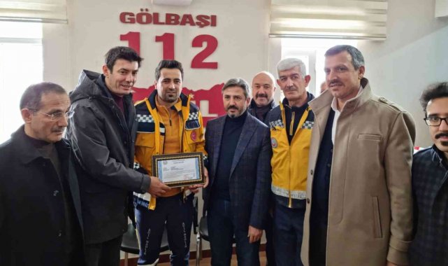 Yaşlı kadını sırtında taşıyan sağlık görevlisine başarı belgesi verildi