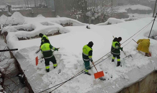 Yaşlı ve kimsesizlerin damı küreniyor