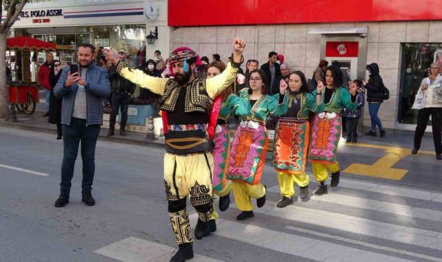 Yaya önceliğine dikkat çekmek için, yaya geçidinde folklor oynadılar