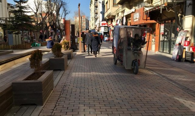 Yaya yollarında kural tanımayan motosikletler