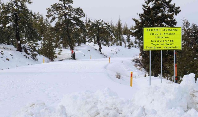 Yaz şehri Mersin'de 2022'nin ilk karı yolları kapattı