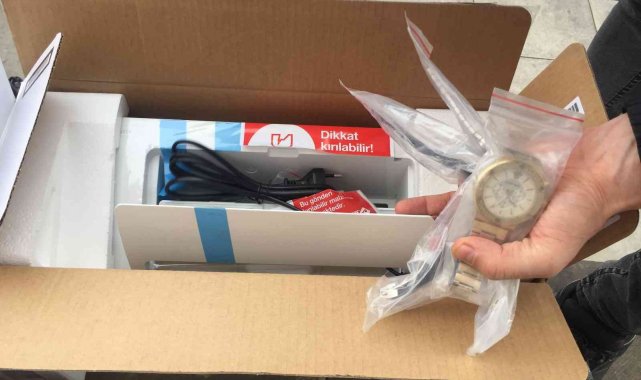 Yazıcının içine gizlenmiş kaçak saatler ele geçirildi