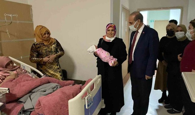 Yeni yıl bebeklerine ilk hediye Yalçınkaya'dan