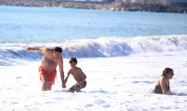 Yeni yılın ilk günü dünyaca ünlü sahilde yoğunluk