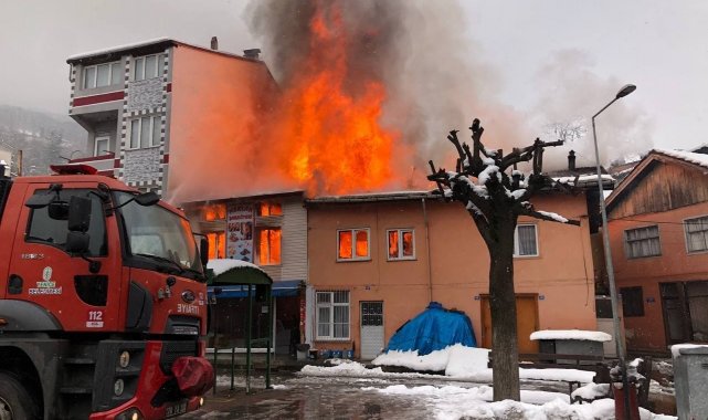Yenice'deki yangında 3 ev ve 1 iş yeri alevlere teslim oldu