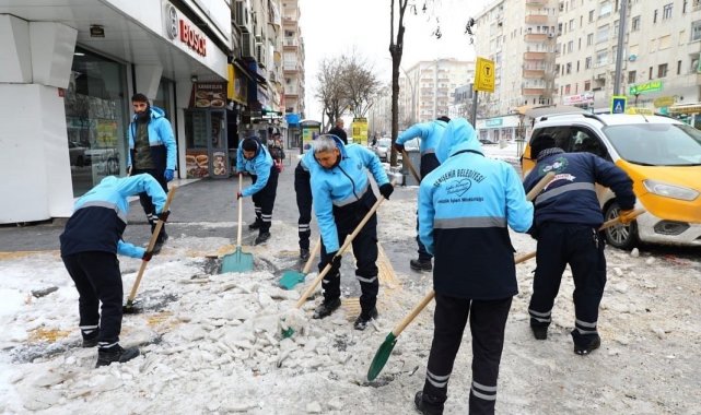 Yenişehir Belediyesi kaldırımları buzdan temizliyor
