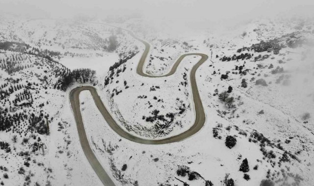 Yerde kar, havada sis keskin virajlı yolda zor anlar yaşattı