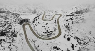 Yerde kar, havada sis keskin virajlı yolda zor anlar yaşattı