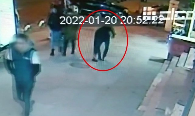 Yere düşürülen para dolu poşeti ayağıyla iterek el çabukluğuyla çaldı