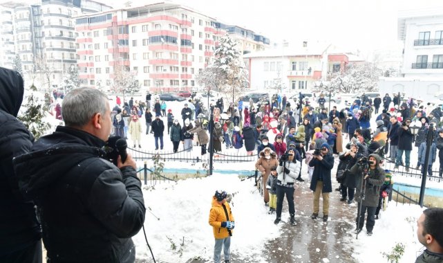 Yeşilyurt&#039;ta düzenlenen &#039;1.kartopu ve kardan adamlar şenlikleri&#039; renkli anlara sahne oldu