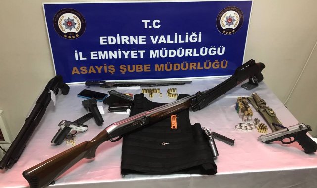 Yılbaşına silah gösterileriyle girip polise silah sıkmışlardı, evlerden cephanelik çıktı: 11 gözaltı
