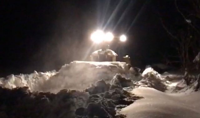 Yılın en çok karı bu köyde, eksi 18 derecede dozerlerle 2 metrelik kar kalınlığı açılmaya çalışılıyor