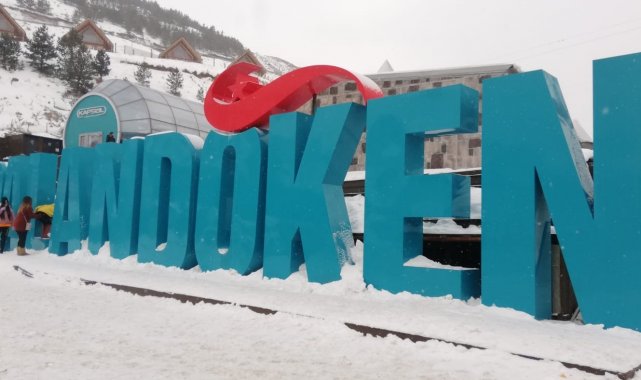 Yılın ilk gününde Palandöken&#039;de kayakçılar yoğunluk oluşturdu