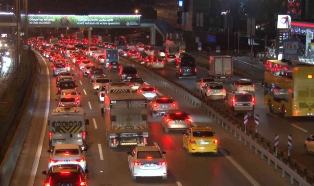Yılın ilk iş gününde trafik yoğunluğu yüzde 50'yi gördü