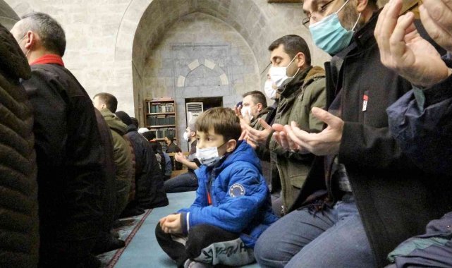 Yılın ilk sabah namazında camiler doldu taştı