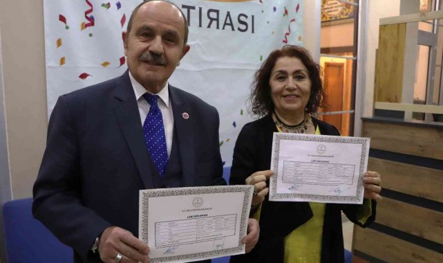 Yıllar sonra eğitimlerini tamamladılar: Biri 71, diğeri 67 yaşında lise diploması aldı