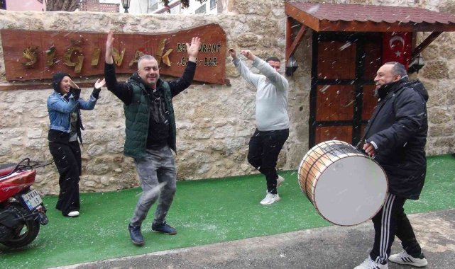 Yıllar sonra kar yağdı, vatandaş davul eşliğinde göbek attı