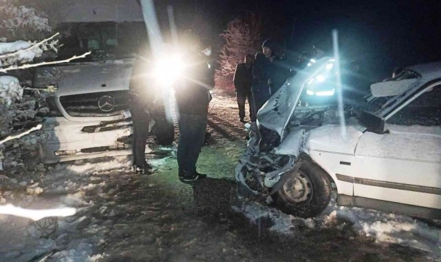 Yoğun kar yağışı kazaya neden oldu: 3'ü ağır 4 yaralı