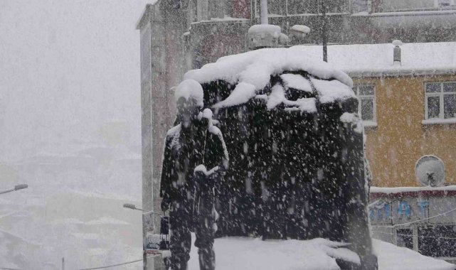 Yoğun kar yağışı kent merkezinde etkili oldu