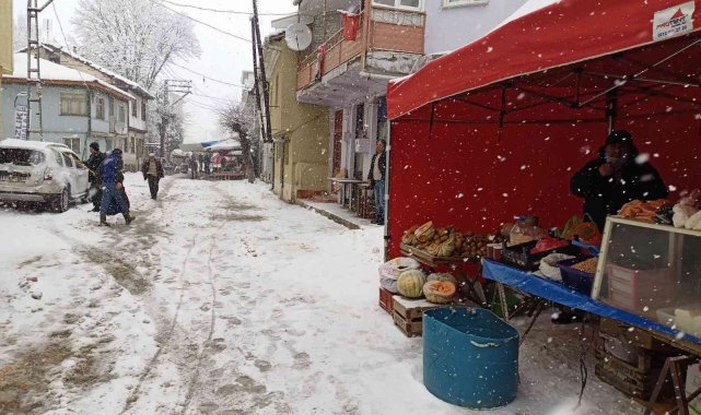 Yoğun kar yağışı nedeniyle ilçe pazarında tezgahlar boş kaldı
