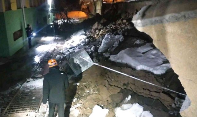 Yoğun kar yağışı nedeniyle okulun istinat duvarı çöktü