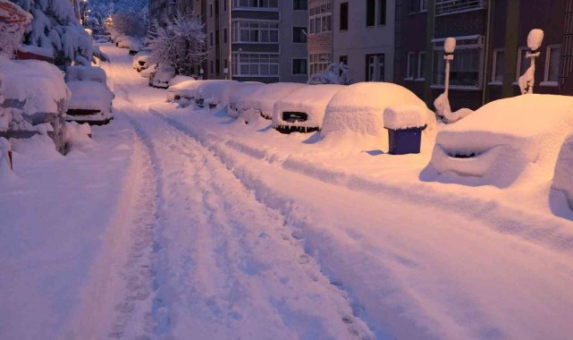 Yoğun kar yağışı sonrası park halindeki araçlar kar altında kayboldu