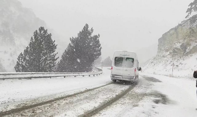Yoğun kar yağışı ulaşımı etkiliyor