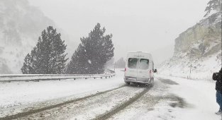 Yoğun kar yağışı ulaşımı etkiliyor