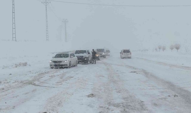 Yoğun kar yağışı ve tipi nedeniyle Kurubaş Geçidi ulaşıma kapatıldı