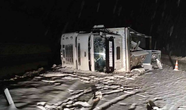 Yoğun kar yağışı ve tipi ulaşımı aksatıyor