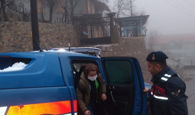 Yoğun kar yağışında mağdur olan vatandaşa jandarma desteği