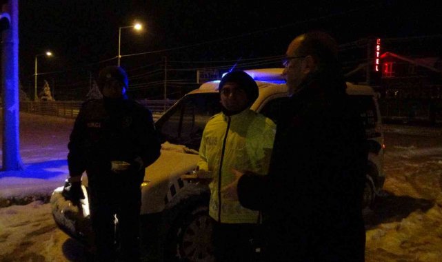 Yoğun kar yağışında sürücülere çorba ikramı