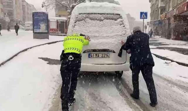 Yoğun karda zorlanan sürücülerin yardımına polis ekipleri koştu