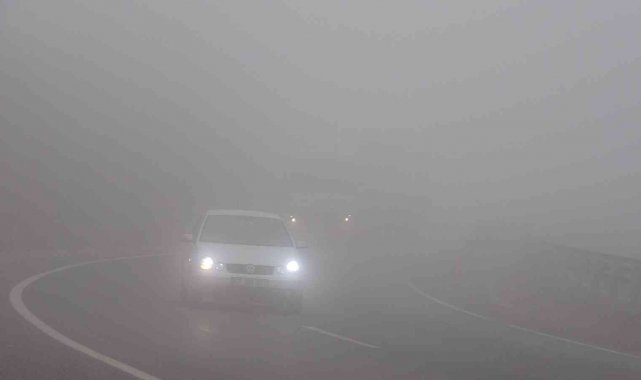 Yoğun siste karayolu adeta beyaza büründü