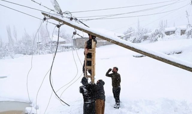 Yoğun tipiye rağmen elektrik hatları onarılıyor