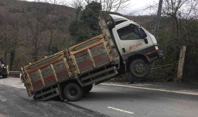 Yokuşta şaha kalkan kamyon, kepçe yardımıyla kurtarıldı
