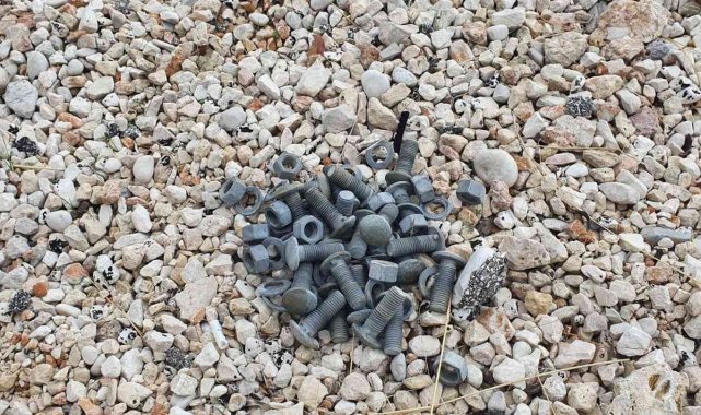 Yol kenarındaki otokorkulukların cıvatalarını çalan hırsızlar yakalandı