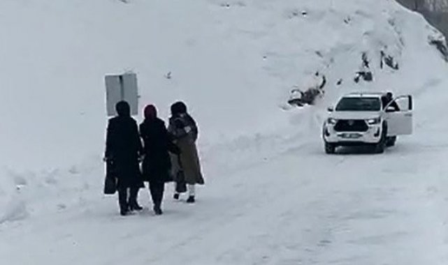 Yola çığ düştü, öğretmenler son anda kurtuldu