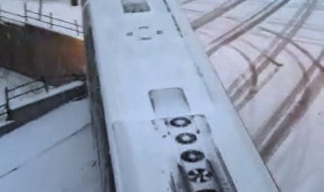 Yolcu otobüsü buzlanan yolda kaydı, o anlar kameraya yansıdı