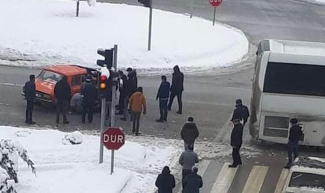 Yolcu otobüsü ile otomobil çarpıştı