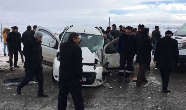 Yolcu otobüsü kamyonete çarptı: 3 yaralı