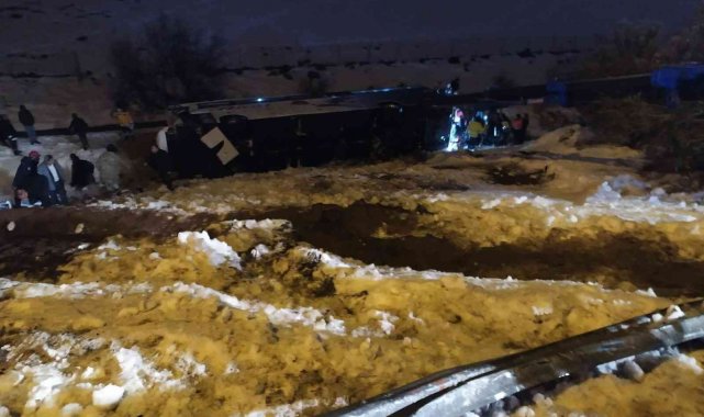 Yolcu otobüsü şarampole uçtu: 3'ü ağır 25 yaralı