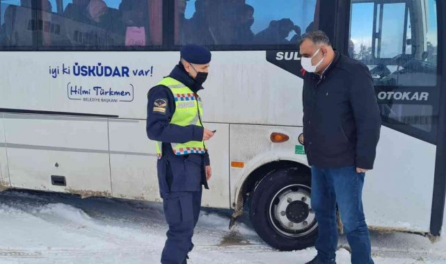 Yolcu otobüsüne gizlice bindi, emniyet kemeri takmayan yolcuları uyardı