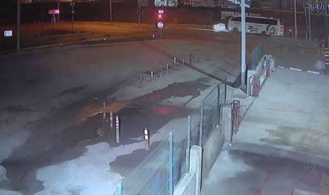 Yolcu otobüsünün çarptığı otomobil hurdaya döndü