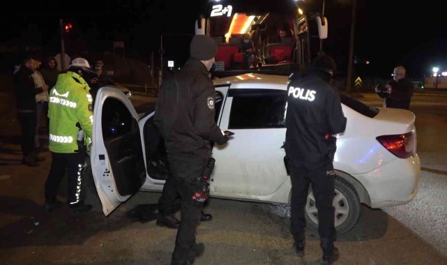 Yolcu otobüsünün çarptığı otomobil, metrelerce sürüklendi: 1 yaralı