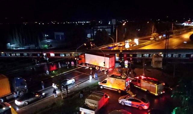 Yolcu treni kamyona çarptı: 1 yaralı