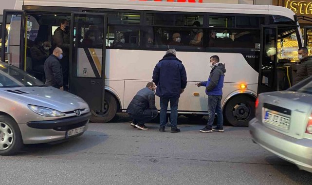 Yolcular kediyi fark etti, otobüs cadde ortasında durduruldu