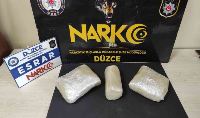 Yolcunun üzerinden 2,5 kilodan fazla esrar çıktı