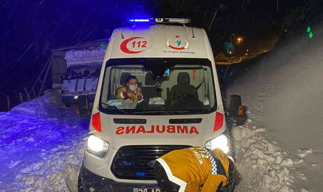 Yolda kalan ambulansın imdadına otel çalışanları yetişti