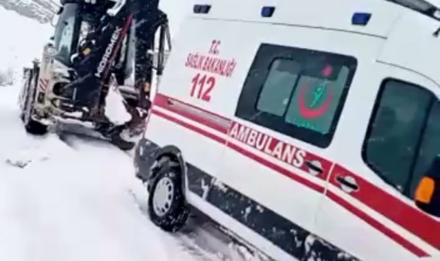Yolda kalan ambulansın yardımına iş makinesi yetişti